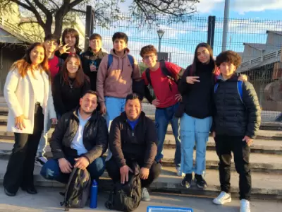 Luisa Onofri, profesora y funcionaria municipal junto a los estudiantes del departamento de General San Mart�n que ganaron la Copa Rob�tica Mendoza.
