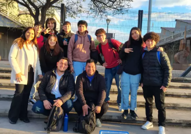 Luisa Onofri, profesora y funcionaria municipal junto a los estudiantes del departamento de General San Mart�n que ganaron la Copa Rob�tica Mendoza.