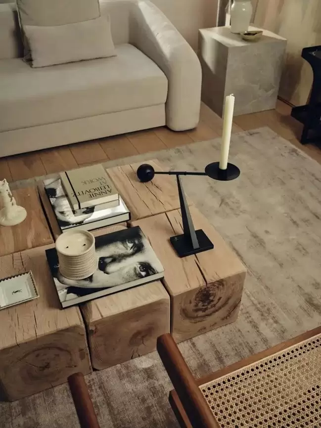 Un portavelas �nico, cubos de madera, y tonos beige. Un living para disfrutar.