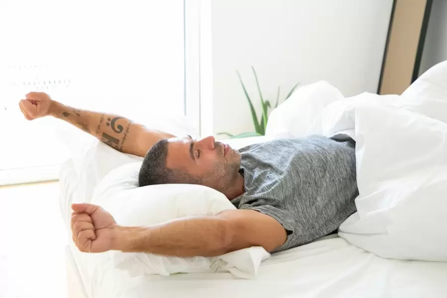Hombre, En, Camisa Gris, Acostado, Cama