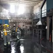 Impactante incendio en Maip�: las llamas afectaron una f�brica de bater�as