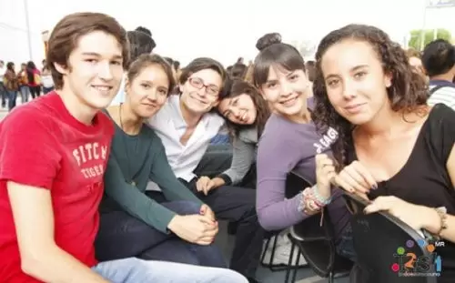 "M�s del 50% de los chicos en el mundo dudan que la escuela sirva para algo. Esto sucede incluso entre los chicos de recursos m�s bajos" (J. P. Cmet)