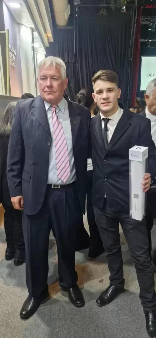 Claudio Rodr�guez director de la carrera Ingenier�a en Petr�leo junto a Franco De Marchi, mejor promedio en esa rama.