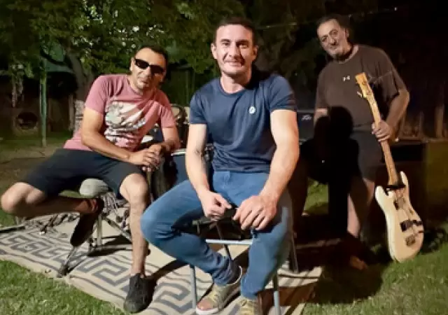 El tro integrado por Gallineto Gimnez, en bajo y voz, Enzo Compagnucci, batera y Emiliano Di Csare, guitarra.