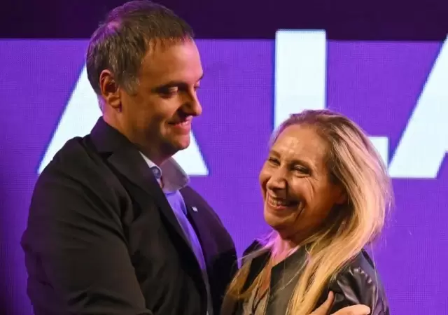 Manuel Adorni y Karina Milei/ Fuente: X