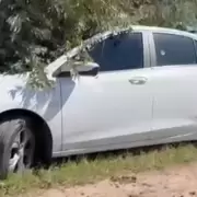 Encontraron una pareja sin vida dentro de un auto baleado bajo un �rbol
