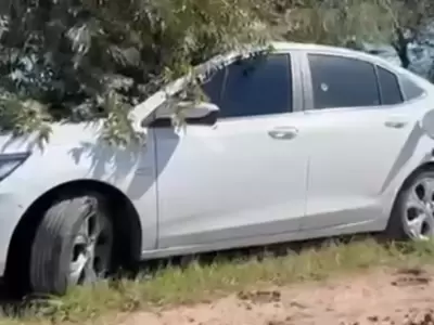 El auto en el que fue encontrada la pareja sin vida/ Fuente: NA