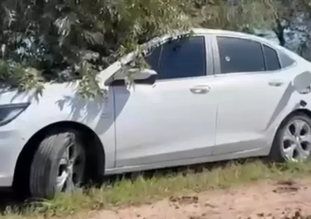 El auto en el que fue encontrada la pareja sin vida/ Fuente: NA