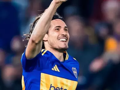 Tras cortar su sequ�a goleadora, Cavani fue ovacionado y felicitado por Juan Rom�n Riquelme.