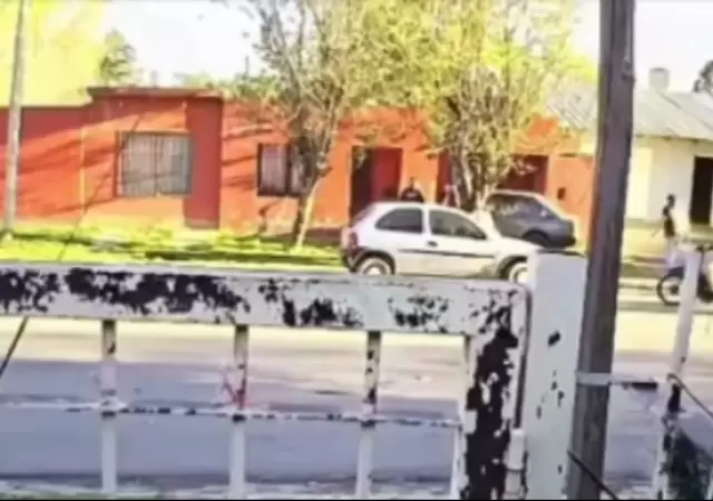 El momento en que el auto embiste a los jvenes tras una pelea.