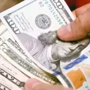 Un d�lar err�tico se mueve en danza con intereses altos y un peso en retirada