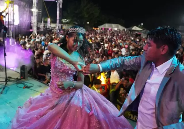 El pueblo entero se moviliz� y termin� celebrando con 2.000 personas en un estadio.