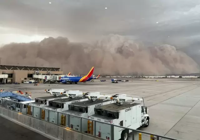 Un frente de miles de metros de altura de polvo y rfagas de viento azotan a la regin rida estadounidense.