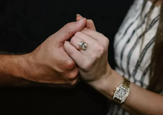El anillo de compromiso que Travis Kelce le regal a Taylor Swift se convirti en el centro de todas las miradas.