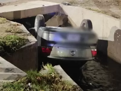 Choque en Guaymall�n termin� con un auto dentro de un canal.