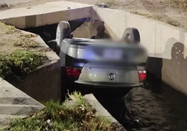 Choque en Guaymall�n termin� con un auto dentro de un canal.