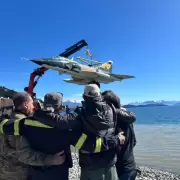 Un Mirage "vuela" sobre el Nahuel Huapi gracias al Museo Malvinas de Bariloche