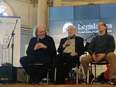 Claudio Gabis junto a los periodistas Alfredo Rosso y Claudio Kleiman.