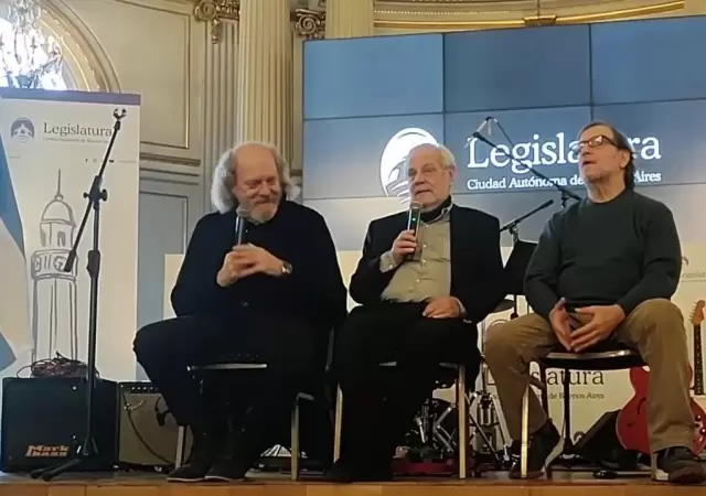 Claudio Gabis junto a los periodistas Alfredo Rosso y Claudio Kleiman.