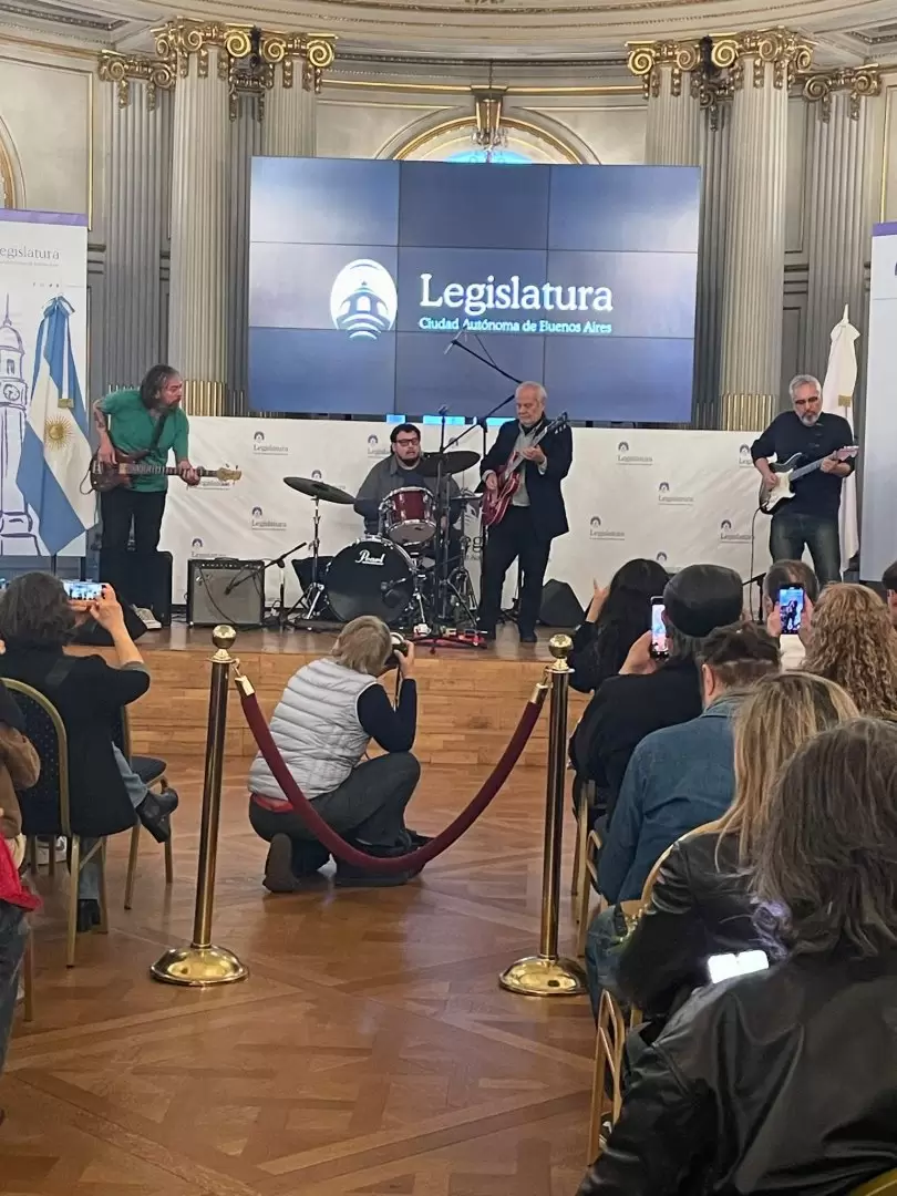Claudio Gabis toc� durante su homenaje