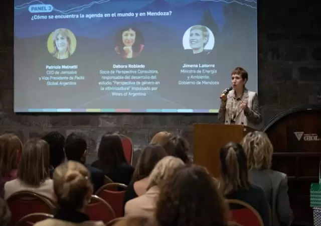Disertaci�n de la ministra de Energ�a