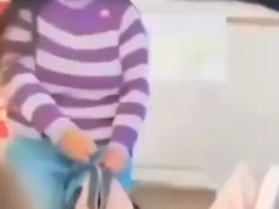 Una profesora fue filmada mientras robaba dinero de las mochilas de sus alumnas en una escuela de Victoria, Entre R�os.