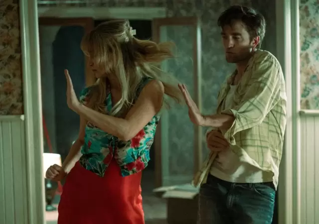 Lawrence y Pattinson se enfrentan en una intensa historia de deseo, delirio y conflicto emocional.