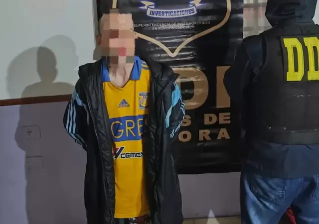 El sujeto fue detenido en su casa de Parque Bar�n. All� encontraron coca�na, marihuana, armas de fuego y un auto robado.