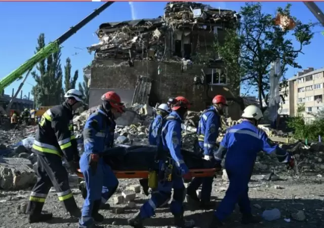 Los servicios de emergencia y rescate se encuentran en alerta m�xima para asistir a los habitantes de la capital ucraniana.