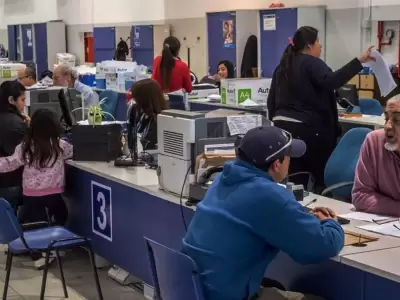 Empelado estatal.