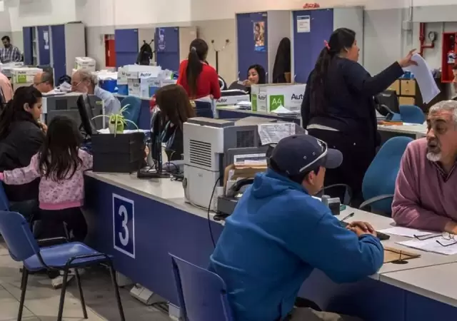 Empelado estatal.