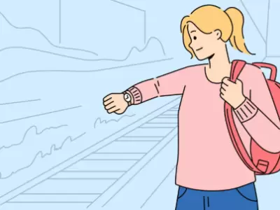 Mujer ansiosa mirando la hora mientras espera el transporte p�blico para ir a trabajar.