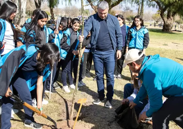 Juegos, investigaci�n, y cuidados. El D�a del �rbol en el Parque San Vicente.