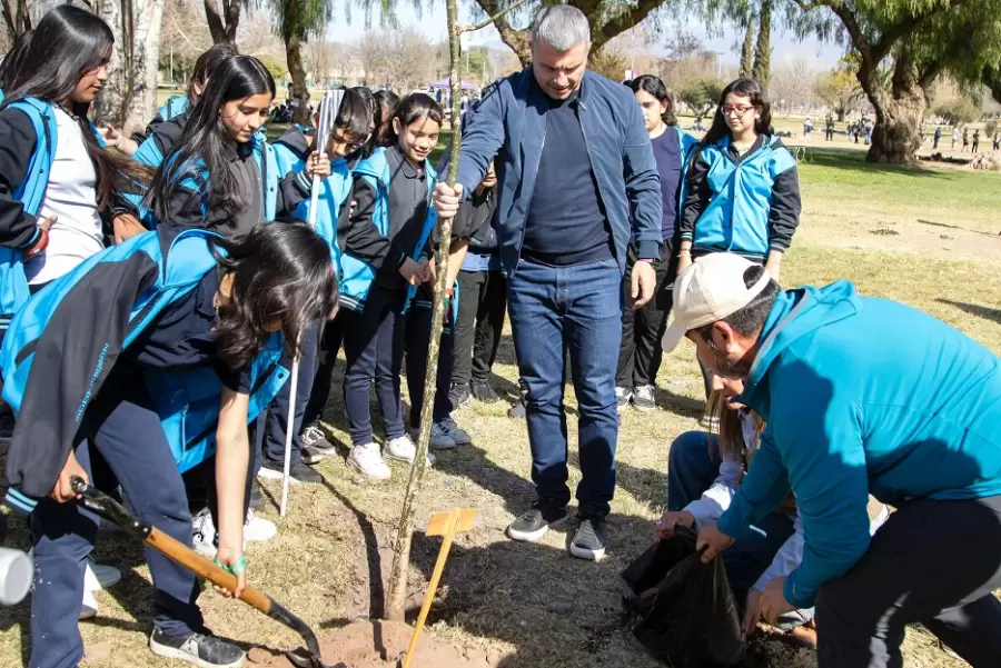 Juegos, investigaci�n, y cuidados. El D�a del �rbol en el Parque San Vicente.