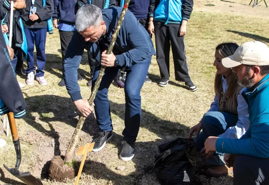 Junto a Diego Costarelli, los chicos hicieron una plantaci�n colectiva de �rboles en el Parque San Vicente.