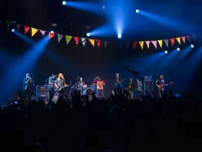 Los Decoradores la rompieron en el Arena Maip�/ Fotos: Mumi L�pez/Entre Pogos