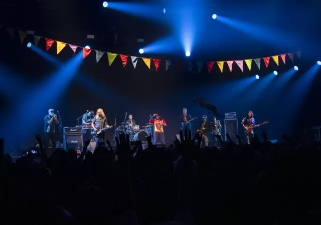 Los Decoradores la rompieron en el Arena Maip�/ Fotos: Mumi L�pez/Entre Pogos