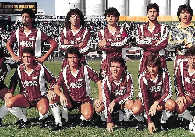 Ariel Gustavo Orellano, el cuarto de los jugadores de arriba