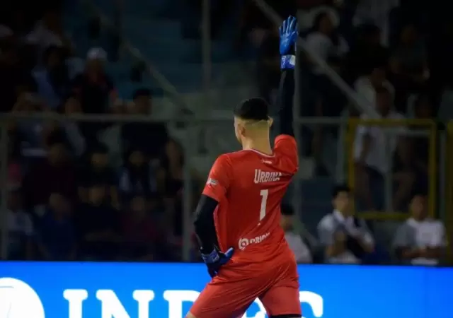 El arquero nicaragense Gabriel Urbina combina atajadas con pasarela.