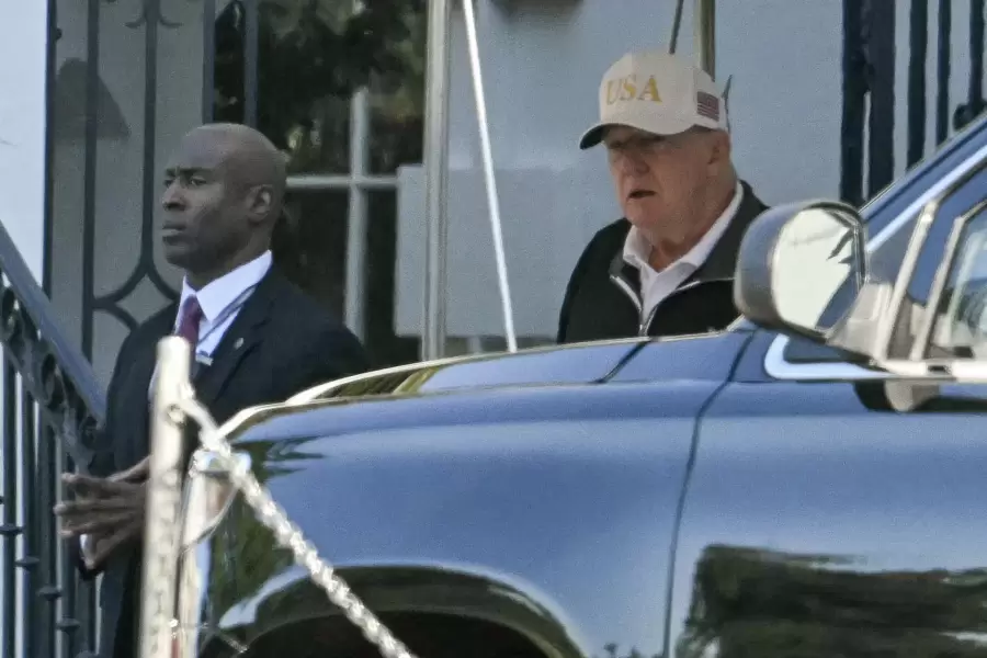 Con una gorra blanca y vestido con ropa informal. Así acudió Trump al torneo de golf en su honor.