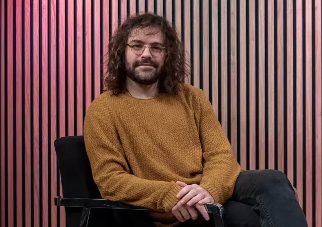 A pesar de una catarata de xitos tanto en cine como en televisin, el actor debe enfrentarse al prejuicio de la gente.