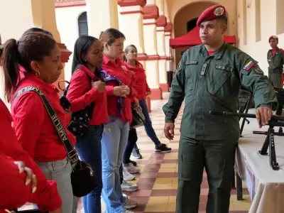 Mientras contin�a el cruce de declaraciones, militares venezolanos dan instrucci�n de combate a las milicias bolivarianas. /