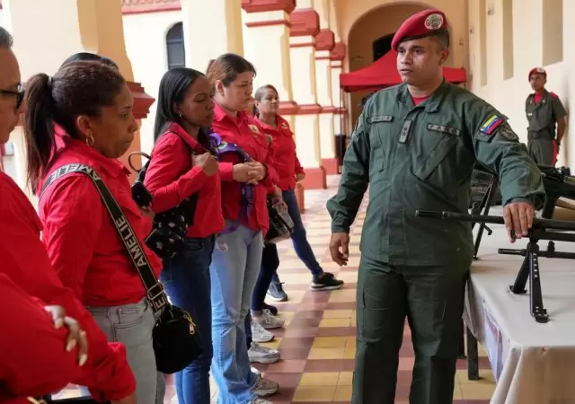 Mientras contin�a el cruce de declaraciones, militares venezolanos dan instrucci�n de combate a las milicias bolivarianas. /