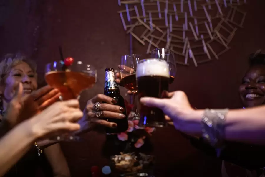 Personas Sosteniendo Vasos Con L�quido Marr�n