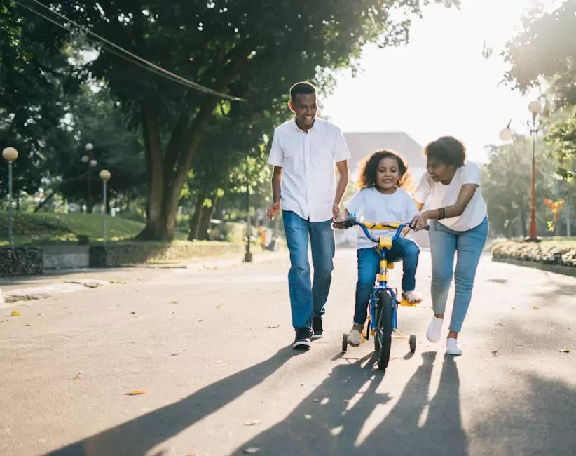 Hombre De Pie Junto A Su Esposa Ense�ando A Su Hijo A Andar En Bicicleta