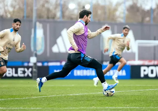 Leo Messi trabaj� a la par de sus compa�eros en Ezeiza.