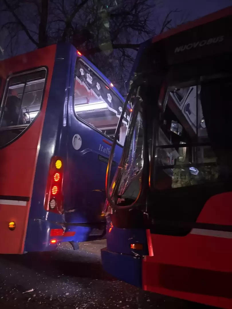 Choque en cadena entre tres colectivos calle Montecaseros de Ciudad gener� caos en el tr�nsito/ Fuente: Ciudadano News