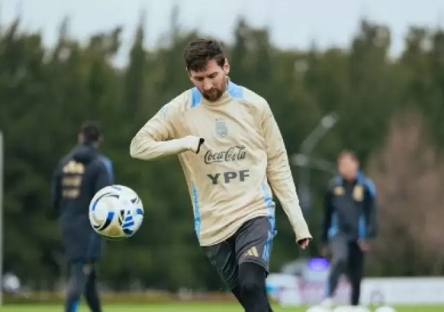 Lionel Messi se entrena con la Selecci�n argentina en lo que puede ser su �ltimo partido oficial en el pa�s/ Fuente: X Selecci�n argentina