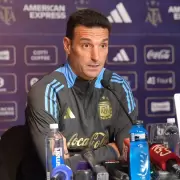 La emoci�n de un periodista y de Lionel Scaloni en plena conferencia de prensa