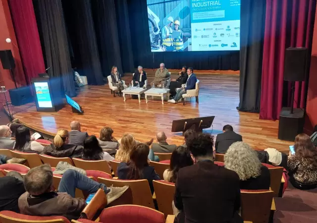 Empresarios y referentes debatieron en el 2� Foro Agroindustrial Regional Mendoza 2025 sobre la necesidad de generar estabilidad macroecon�mica.